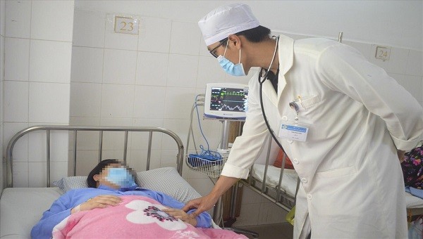 Bác sĩ thăm khám cho bệnh nhân sau ca mổ (ảnh: BVCC)