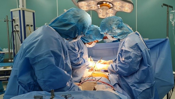 Các bác sĩ thực hiện phẫu thuật cho bệnh nhân (ảnh: BVCC).
