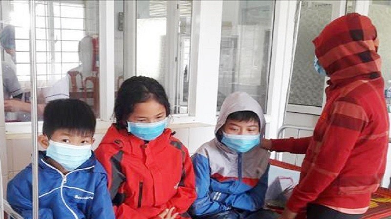 Sau bữa ăn trưa, hàng loạt học sinh tại trường tiểu học Vĩnh Thụy phải nhập viện. Ảnh: ictquangtri