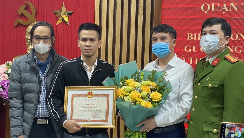 Anh Nguyễn Ngọc Mạnh nhận Giấy khen.