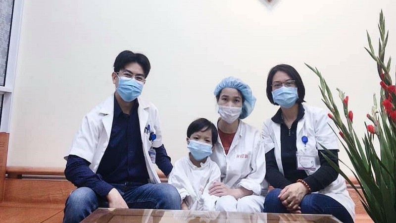 H. và mẹ cùng các bác sĩ trong ngày ra viện. (ảnh: BVCC)