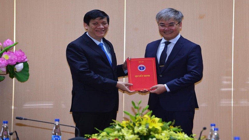 Bộ trưởng Bộ Y tế Nguyễn Thanh Long  trao Quyết định bổ nhiệm nhà báo Trần Tuấn Linh giữ chức vụ Tổng Biên tập Báo Sức khỏe và Đời sống