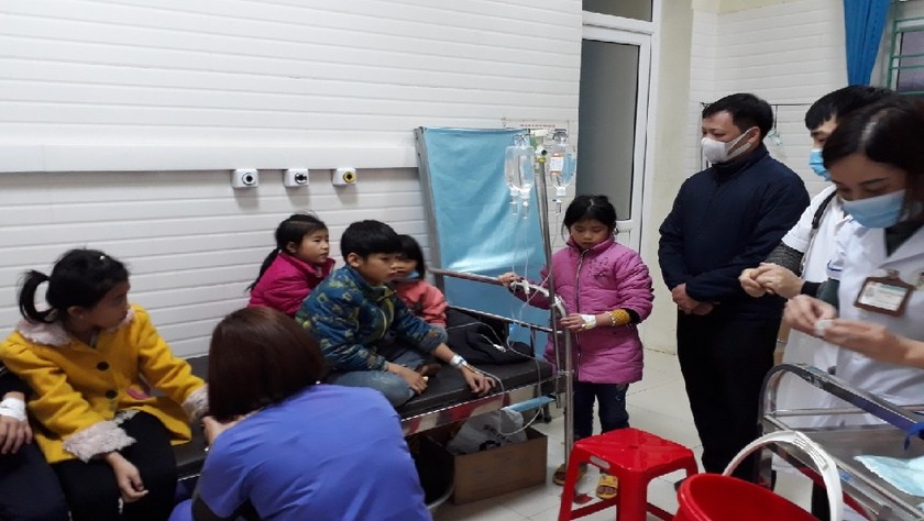 Ông Ngọc Thanh Dũng, Chi cục trưởng Chi cục ATVSTP Hà Giang thăm các bệnh nhân ngộ độc thực phẩm