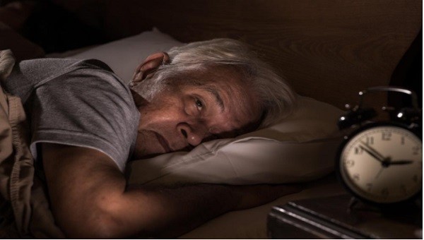 Tình trạng ít ngủ, mất ngủ thường xuyên kéo dài ảnh hưởng không tốt đến cả sức khỏe thể chất và tinh thần ở người cao tuổi.

