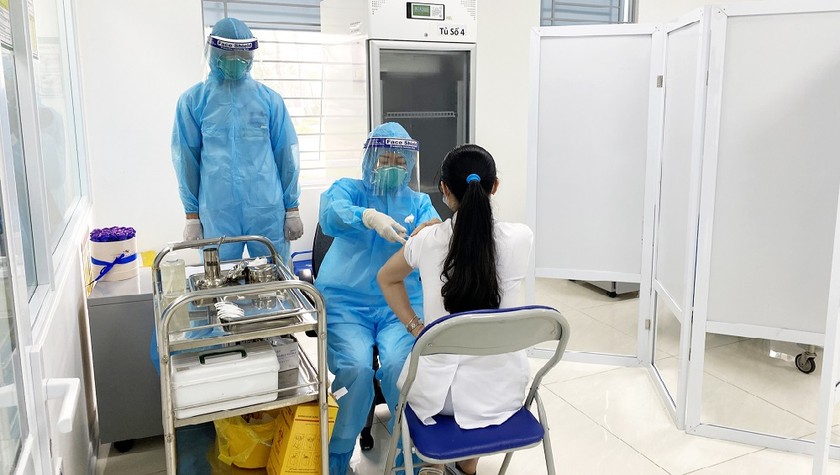 Những mũi tiêm vắc xin ngừa Covid-19 đầu tiên tại điểm tiêm Bệnh viện Bệnh Nhiệt đới Trung ương. Ảnh: Mỵ Châu