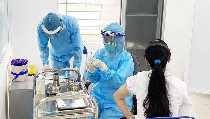 Việt Nam đã tiến hành tiêm gần 1.600 mũi vắc xin COVID-19 của AstraZeneca.
