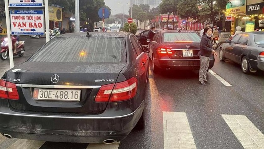 Hai xe Mercedes biển số giống hệt nhau trên phố Hà Nội. Ảnh: VOV