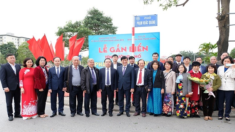 Bộ trưởng Bộ Y tế Nguyễn Thanh Long, các đồng chí lãnh đạo tại lễ gắn biển tên đường Phạm Khắc Quảng (ảnh: Trần Minh)