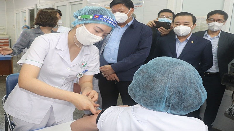 Thứ trưởng Bộ Y tế Đỗ Xuân Tuyên, Phó Chủ tịch UBND TP Hà Nội Chử Xuân Dũng cùng Đoàn công tác kiểm tra công tác phòng chống dịch và triển khai tiêm vắc xin phòng Covid-19 tại Bệnh viện đa khoa Đức Giang.