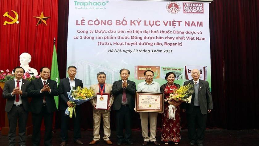 Đại diện Ban lãnh đạo Traphaco nhận chứng nhận kỷ lục Việt Nam.