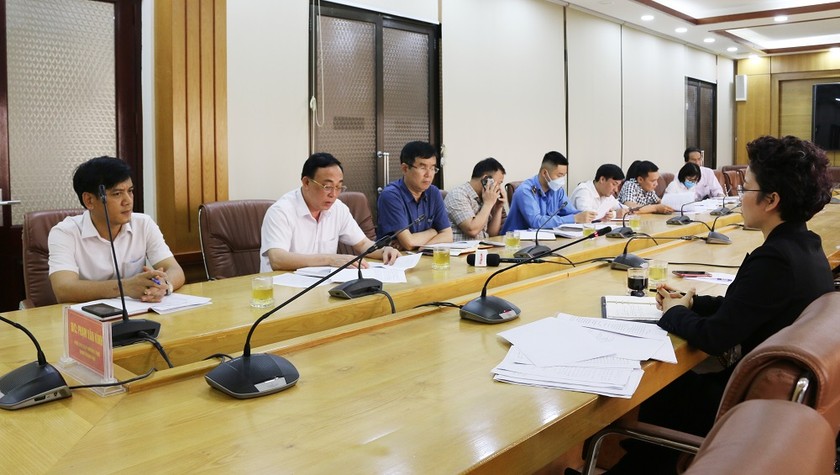 Đại diện các đơn vị liên quan của UBND TP Cẩm Phả làm việc với PV Báo Pháp luật Việt Nam.