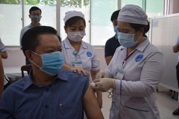 Dương Tấn Hiển, Phó Chủ tịch thường trực UBND thành phố là 1 trong 50 người được tiêm vắc xin AstraZenecangừa Covid-19 trong sáng ngày 19/4