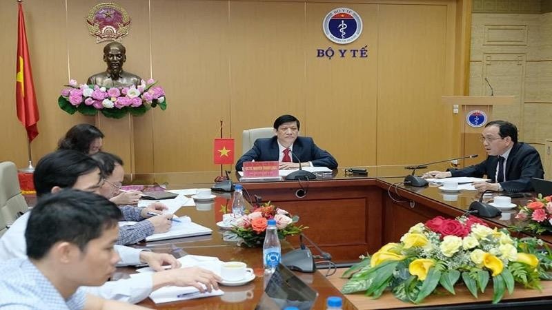 Bộ trưởng Bộ Y tế - Ông Nguyễn Thanh Long trong cuộc họp trực tuyến với ngài Mam Bunheng – Bộ trưởng Bộ Y tế Campuchia.