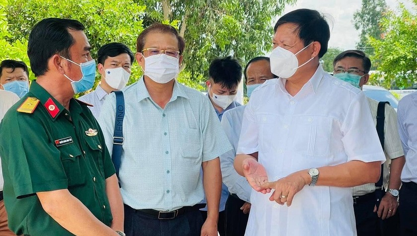 Thứ trưởng Đỗ Xuân Tuyên kiểm tra công tác cách ly tại Phòng khám Đa khoa quân dân y Giồng Găng, huyện Tân Hồng.