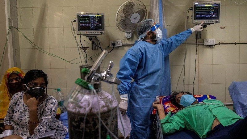 Người bệnh Covid-19 tại Bệnh viện Lok Nayak Jai Prakash, Ấn Độ, ngày 15/4. (Ảnh: Reuters)
