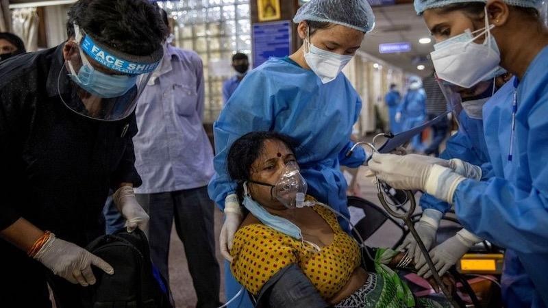 Một bệnh nhân Covid-19 được điều trị bên trong khu vực cấp cứu tại Bệnh viện Holy Family, ở New Delhi, Ấn Độ. Ảnh chụp ngày 29/4/2021: Reuters
