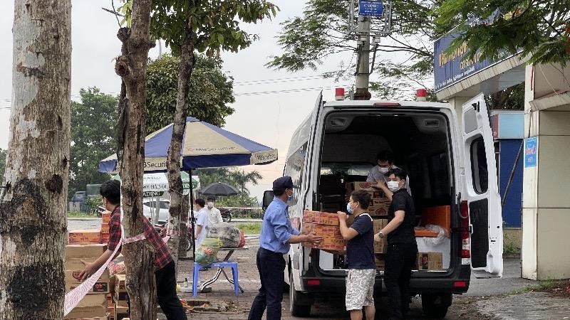 Những chuyến hàng "tiếp tế" được vận chuyển tới Bệnh viện Bệnh Nhiệt đới Trung ương.