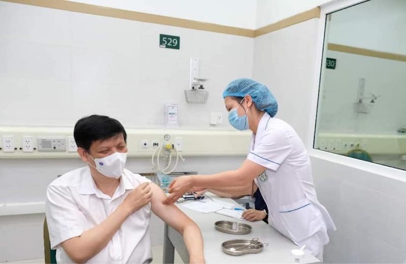 Bộ trưởng Bộ Y tế Nguyễn Thanh Long thực hiện tiêm vắc xin phòng COVID-19 tại Bệnh viện Bạch Mai (Hà Nội). Ảnh: Trần Minh.