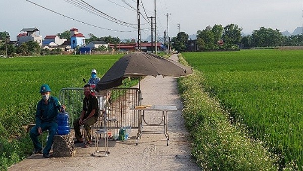 Hiện các ngả đường dẫn vào thôn Yên Lạc xã Đồng Lạc đã được lực lượng chức năng lập chốt bảo vệ không cho người dân ra vào. Ảnh: Trần Thụ