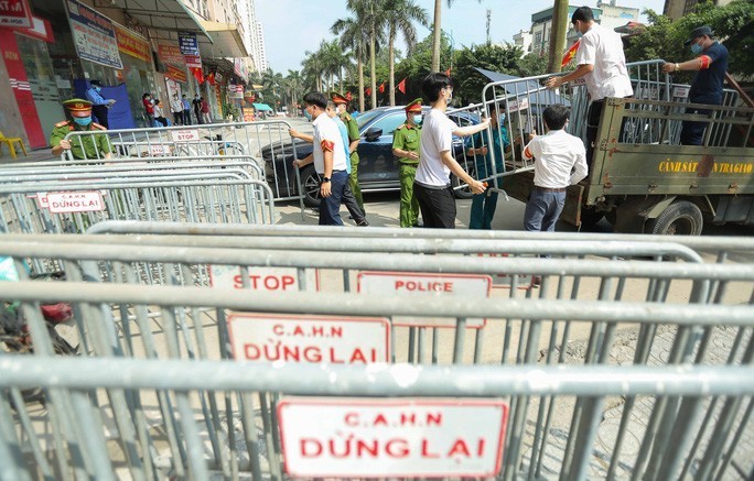 Cơ quan chức năng thiết lập hàng rào chắn tại Chung cư Đại Thanh, Tả Thanh Oai, Thanh Trì, Hà Nội. Ảnh: Báo người lao động.