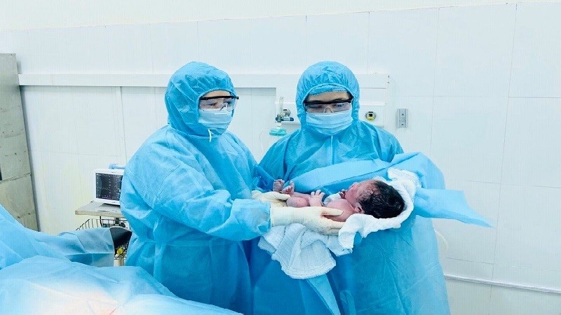 TTƯT. BSCKII Hoàng Thị Nguyệt, Giám đốc BV trực tiếp tham gia phẫu thuật và thăm khám cho em bé sau sinh. (Ảnh: SKĐS)