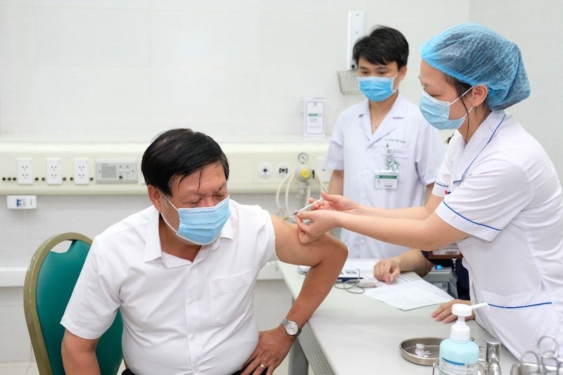 Hình ảnh Thứ trưởng Bộ Y tế Đỗ Xuân Tuyên tiêm vắc xin ngừa Covid-19 tại Bệnh viện Bạch Mai 