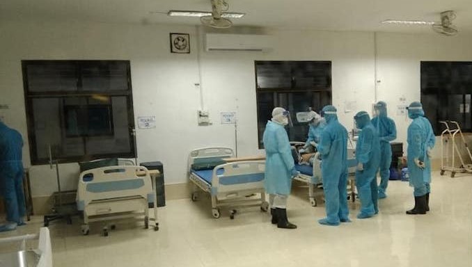 Các chuyên gia y tế Việt Nam cấp cứu ca bệnh COVID-19 tại Bệnh viện Phonthong. Ảnh: Đoàn công tác của Bộ Y tế từ Lào gửi về.