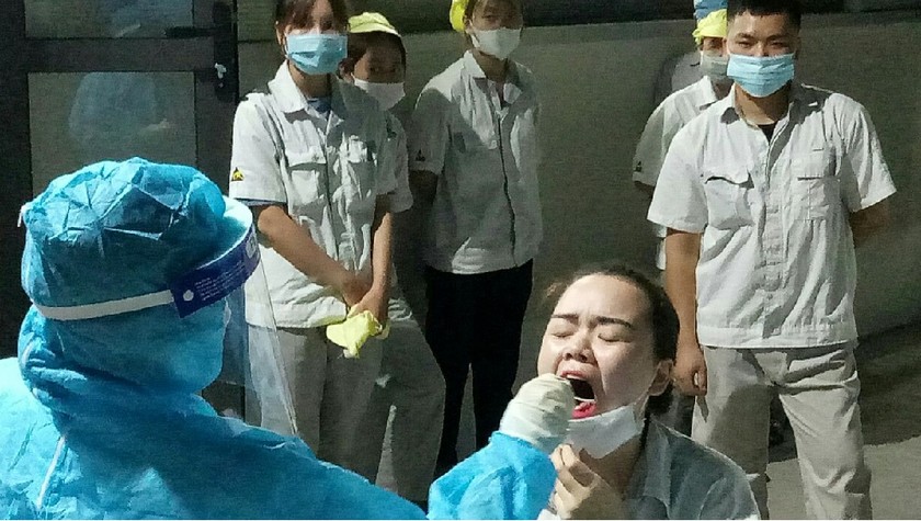 Trung tâm Kiểm soát bệnh tật lấy mẫu xét nghiệm SARS-CoV-2 cho công nhân Công ty TNHH HuaZhuang Electronics tại tỉnh Hà Nam, đêm 17/5. (Ảnh: CDC Hà Nam)