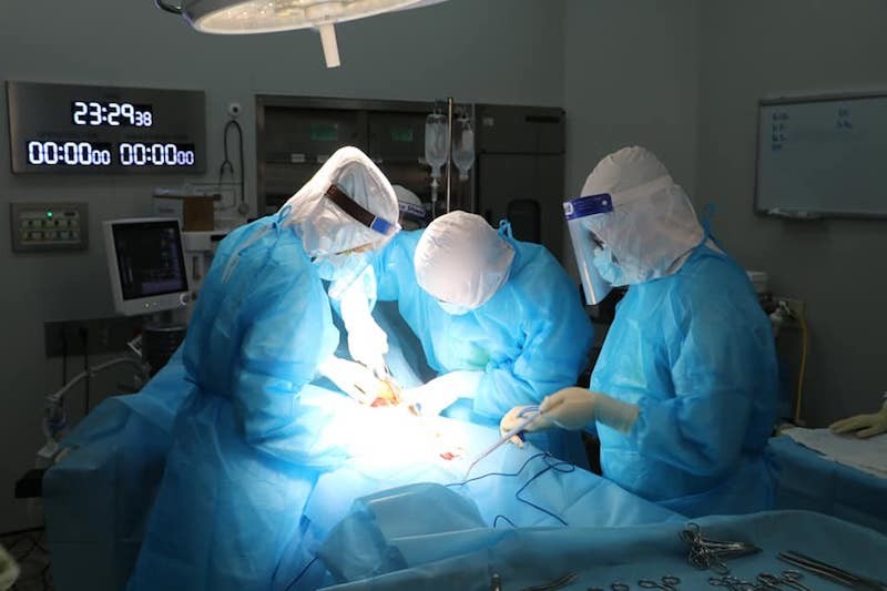 Các bác sĩ Bệnh viện Bệnh Nhiệt đới Trung ương tiến hành mổ cấp cứu cho sản phụ dương tính với Covid-19 (nguồn ảnh Bệnh viện cung cấp)