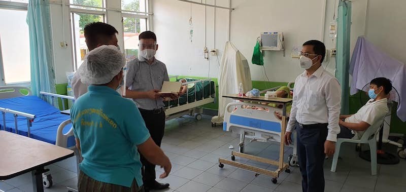 Ảnh: Đoàn chuyên gia y tế Việt Nam trợ giúp công tác phòng chống dịch tại Savannakhet