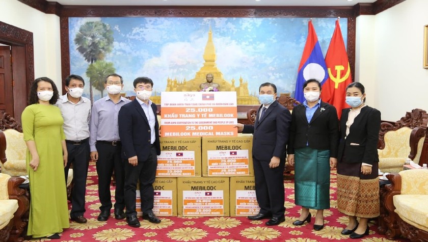 Ngài Sengphet Houngboungnuan Đại sứ Lào (bìa phải) cảm ơn Tập đoàn AIKYA hỗ trợ vật tư y tế cho Chính phủ và người dân Lào.