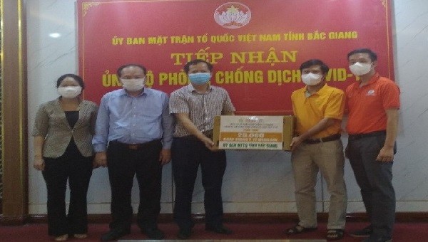 Tập đoàn Dược phẩm Aikya Pharma trao tặng 25.000 khẩu trang y tế Mebilook cao cấp cho Ủy ban MTTQ tỉnh Bắc Giang.