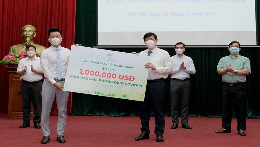 Đại diện Tập đoàn Ecopark trao 1 triệu USD mua vắc xin COVID-19.(nguồn ảnh Trần Minh- Bộ Y tế )