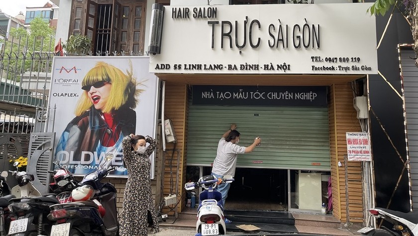 Một tiệm cắt tóc đóng cửa trước 12h ngày 25/5 theo yêu cầu của UBND TP Hà Nội.