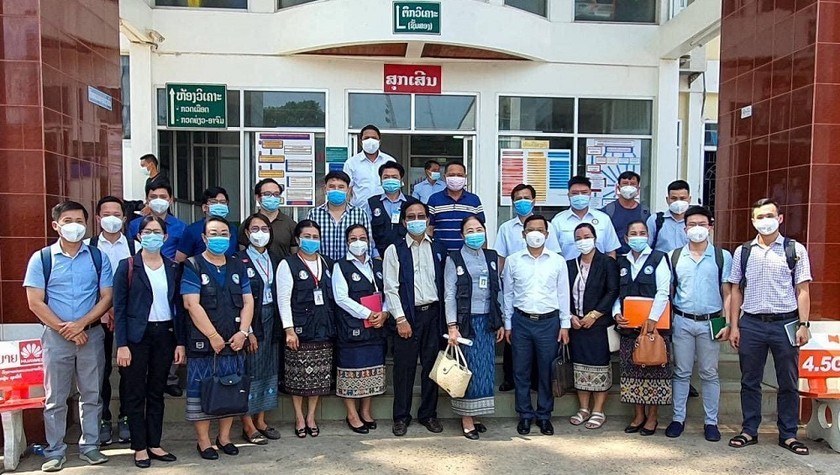 Đoàn chuyên gia y tế Việt Nam chụp ảnh lưu niệm tại Lào. Ảnh: Bộ Y tế