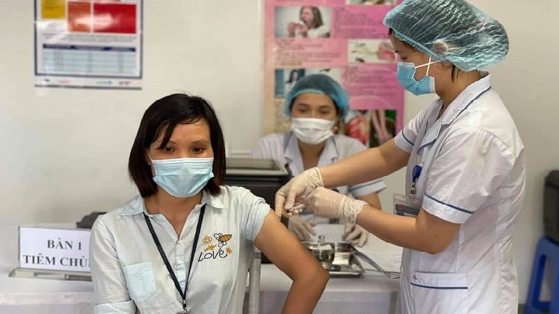 Công nhân tại KCN ở Bắc Ninh được tiêm vắc xin phòng COVID-19. Ảnh: Tuấn Dũng 