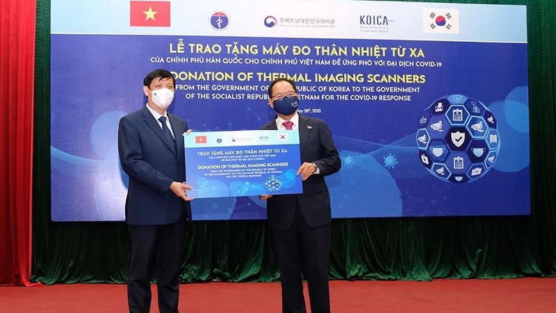 Việt Nam tiếp nhận 40 máy đo thân nhiệt từ xa của Chính phủ Hàn Quốc. Ảnh: Trần Minh
