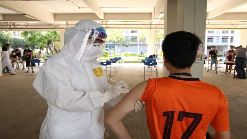 Thông tin mới nhất số người nhiễm và người tiêm vaccine phòng COVID-19 tại Việt Nam
