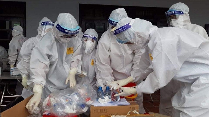 Sinh viên các trường y, dược tham gia lấy mẫu xét nghiệm sàng lọc SARS-CoV-2 tại điểm nóng dịch Bắc Giang. Ảnh: Sức khỏe đời sống