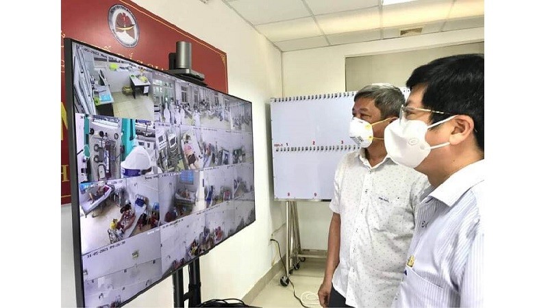 Thứ trưởng Nguyễn Trường Sơn theo dõi ca bệnh nặng tại Bệnh viện Phổi Bắc Giang. Ảnh: Bộ Y tế