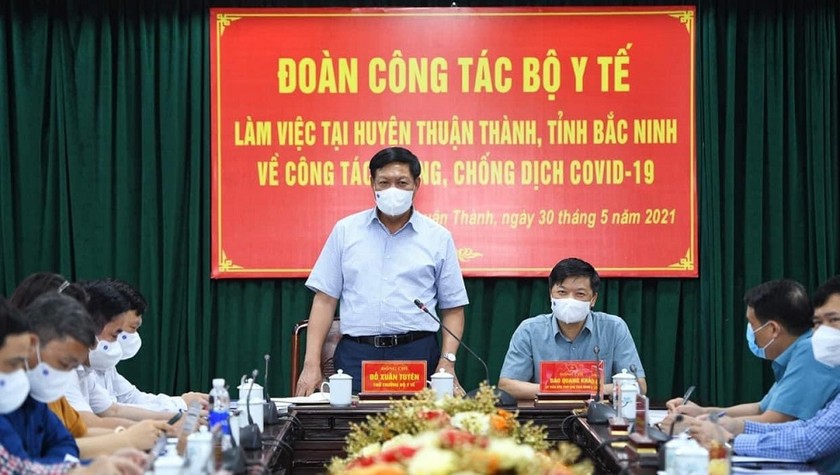 Thứ trưởng Bộ Y tế Đỗ Xuân Tuyên làm việc tại huyện Thuận Thành, tỉnh Bắc Ninh. Ảnh: Ạnh Tuấn