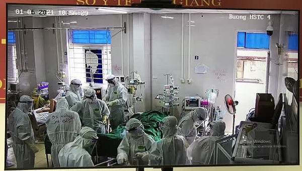 Đội ngũ y bác sĩ Bệnh viện Chợ Rẫy đặt ECMO cho bệnh nhân 61 tuổi sáng 1/6. Ảnh: Ngọc Mai