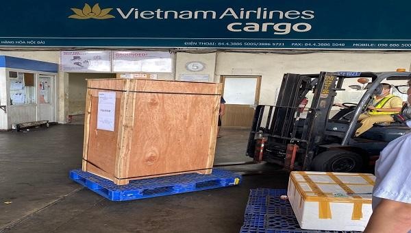 Máy do Tập đoàn Fujifilm của Nhật Bản sản xuất và được Vietnam Airlines vận chuyển khẩn cấp miễn phí trong ngày 4.6, nhằm kịp thời tham gia chống dịch tại TP HCM (ảnh: VNA)