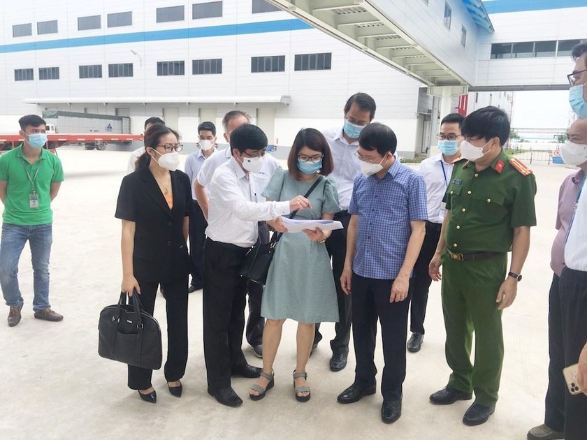  Bộ phận thường trực đặc biệt Bộ Y tế cùng Chủ tịch UBND tỉnh Bắc Giang đánh giá công tác phòng, chống dịch COVID-19 tại các khu công nghiệp (ảnh Bộ Y tế cung cấp)