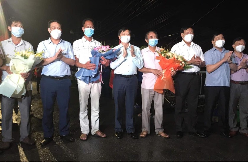 Thứ trưởng Bộ Y tế Đỗ Xuân Tuyên và Phó chủ tịch UBND tỉnh Bắc Ninh Đào Quang Khải tặng hoa cho đại diện chính quyền xã Xuân Lâm. Ảnh: Bộ Y tế.