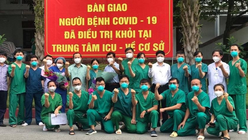 Đội ngũ y bác sĩ điều trị bệnh nhân nặng tại Bệnh viện Phổi Bắc Giang. Ảnh: Ngọc Mai