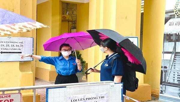 Sinh viên tình nguyện túc trực ngoài cổng trường hướng dẫn thí sinh vào phòng thi 
