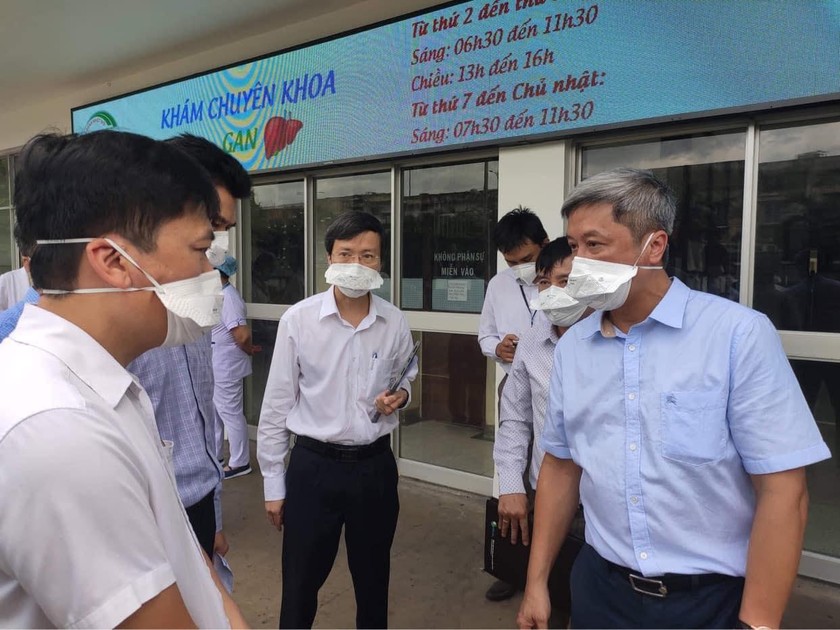  Thứ trưởng Bộ Y tế Nguyễn Trường Sơn đến kiểm tra và làm việc với BV Bệnh Nhiệt đới TP.HCM .