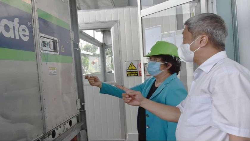 PGS.TS Nguyễn Trường Sơn, Thứ trưởng Bộ Y tế đến kiểm tra điều kiện bảo quản vaccine tại một đơn vị cung cấp dịch vụ kho lạnh ở khu công nghiệp Cát Lái, TP Thủ Đức.