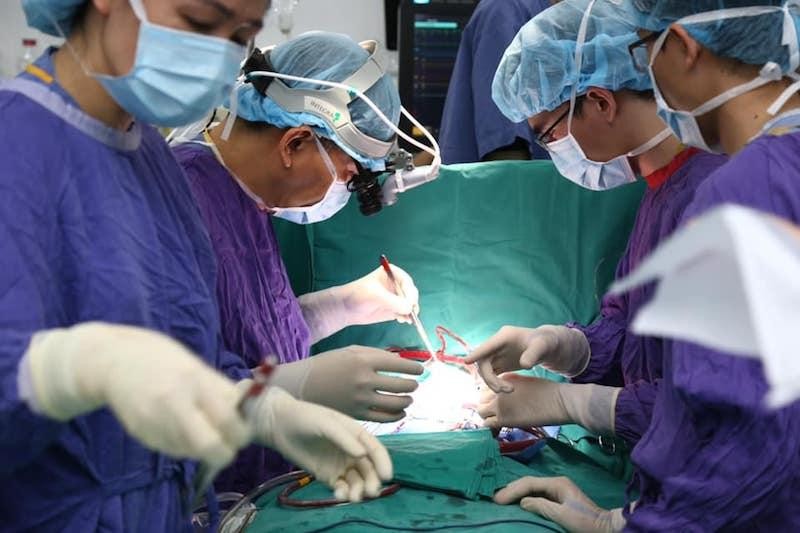 Các bác sĩ Bệnh viện Hữu nghị Việt Đức triển khai ghép tạng cho những người được hiến. Ảnh Bệnh viện cung cấp